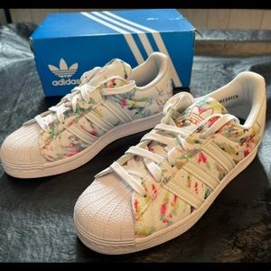 Adidas superstar shoes in grade school size 6